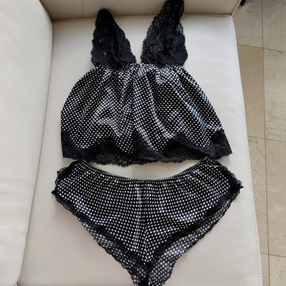 Victoria's Secret Other - Victoria's Secret Sleep Set - Black and White Pattern with Lace - Size small